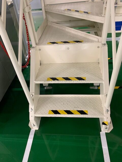 【荷役現場改善ブログ】階段での労災は防げるのか？「1段目」「2段目」の数字表示が事故を減らす可能性とは