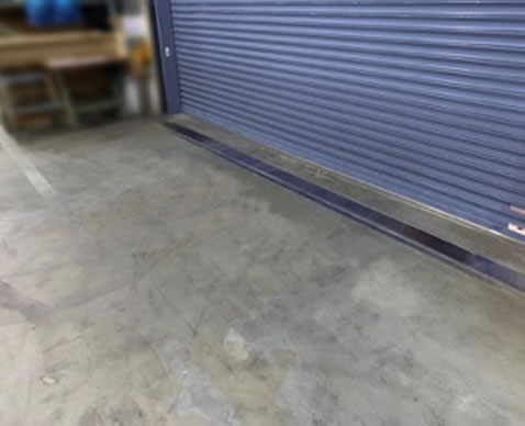事故リスクの高いシャッター前